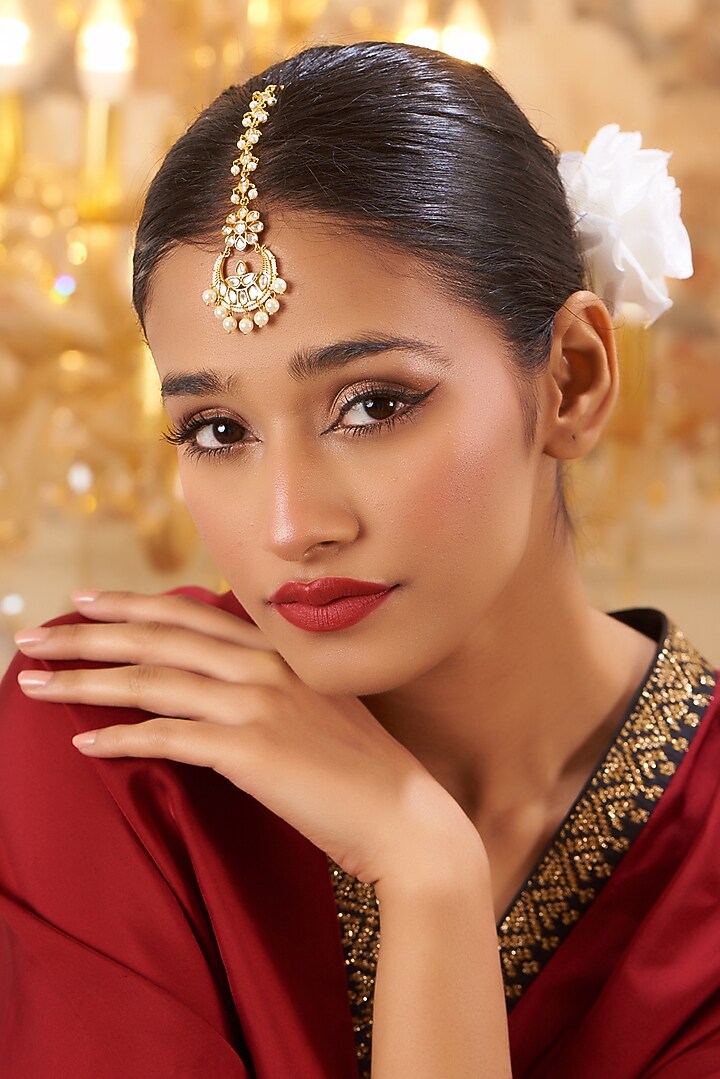 Gold Finish Kundan Polki & Pearl Maang Tikka by VASTRAA Jewellery at Pernia's Pop Up Shop
