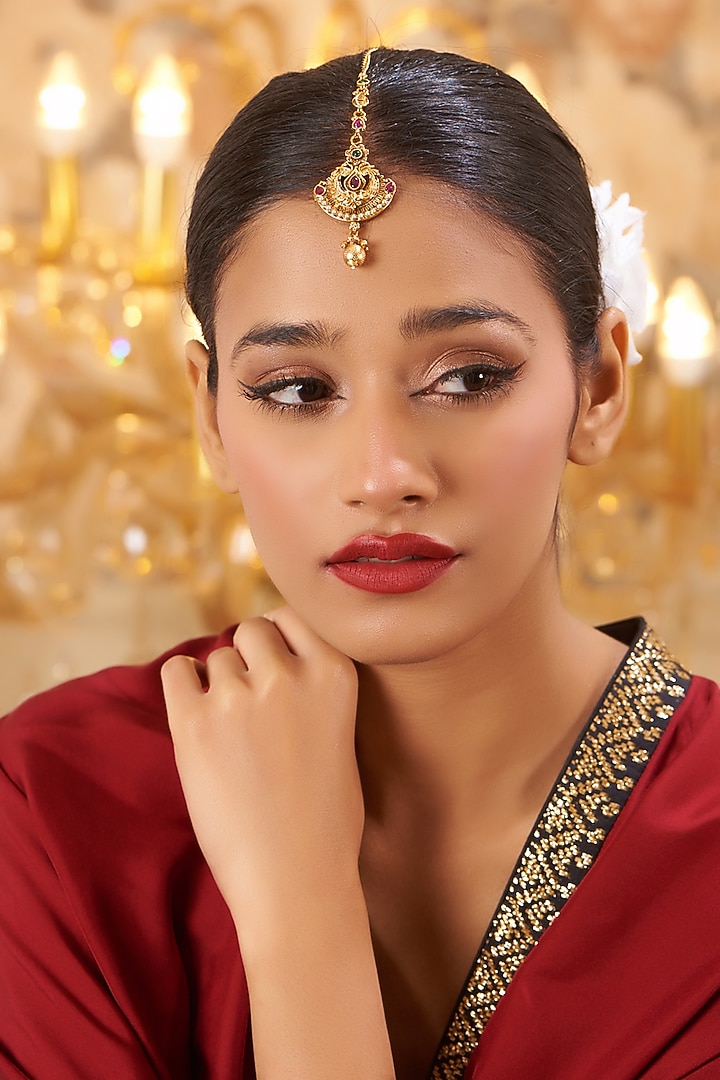Gold Finish Kundan Polki Temple Maang Tikka by VASTRAA Jewellery at Pernia's Pop Up Shop