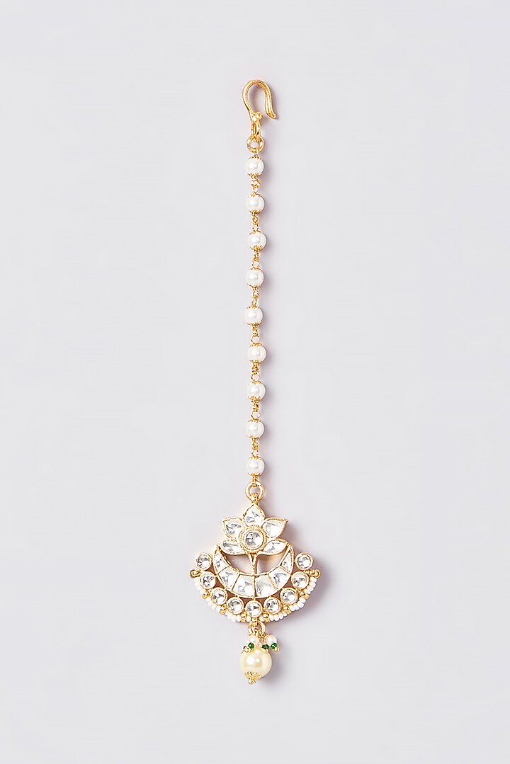 Gold Finish Kundan Polki & Pearl Maang Tikka by VASTRAA Jewellery at Pernia's Pop Up Shop