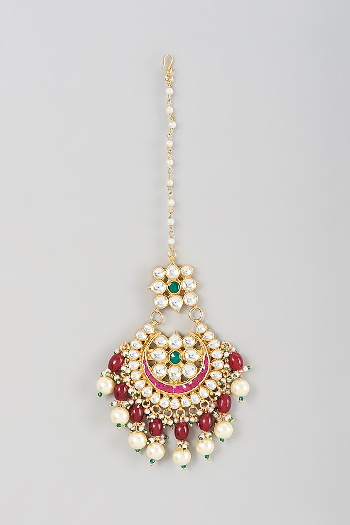 Gold Finish Kundan Polki & Maroon Beaded Maang Tikka by VASTRAA Jewellery at Pernia's Pop Up Shop
