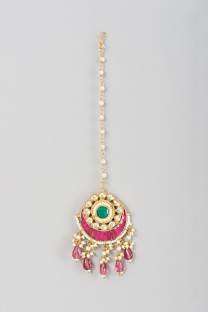 Gold Finish Kundan Polki & Pearl Beaded Maang Tikka by VASTRAA Jewellery at Pernia's Pop Up Shop