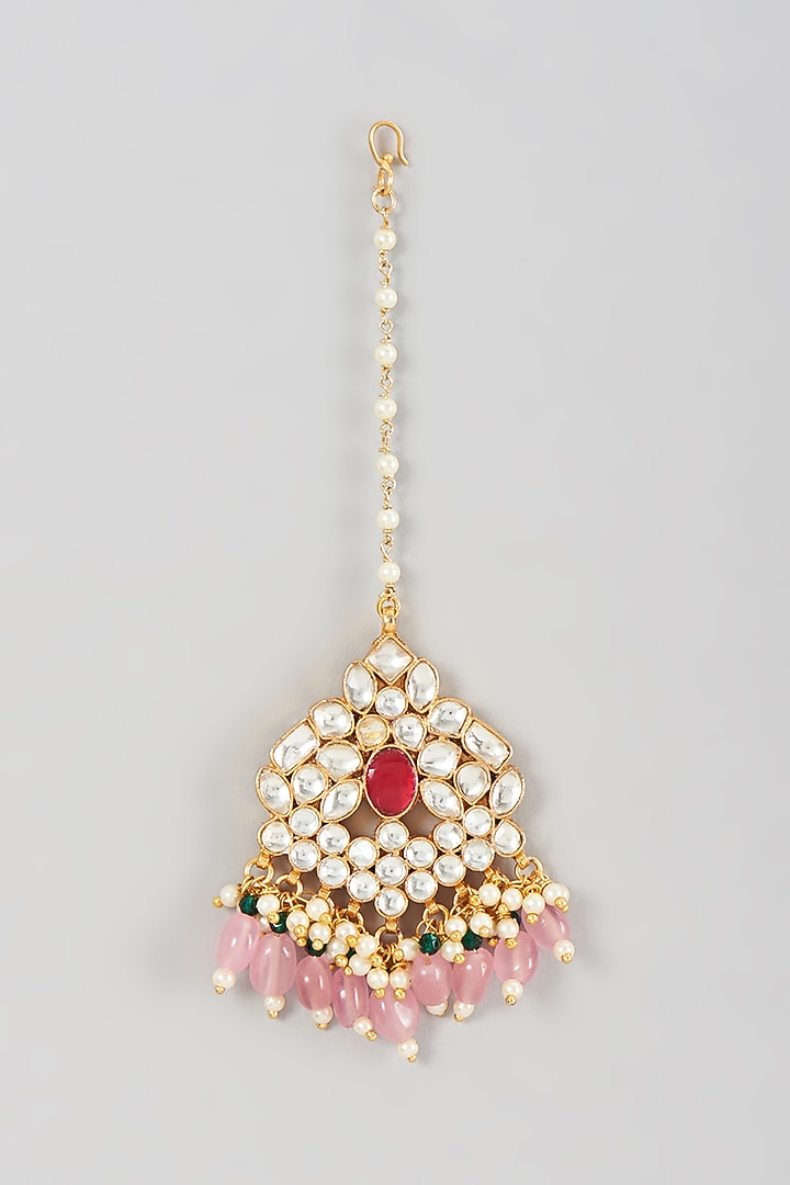 Gold Finish Kundan Polki & Pearl Beaded Maang Tikka by VASTRAA Jewellery at Pernia's Pop Up Shop