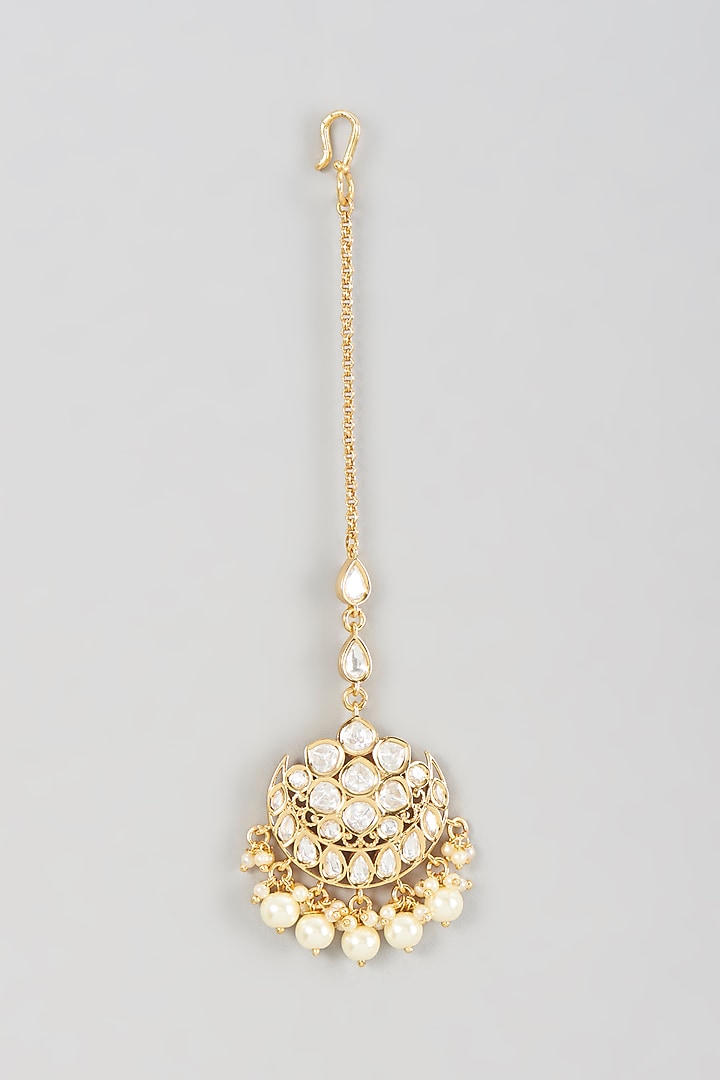 Gold Finish Kundan Polki & Pearl Maang Tikka by VASTRAA Jewellery at Pernia's Pop Up Shop