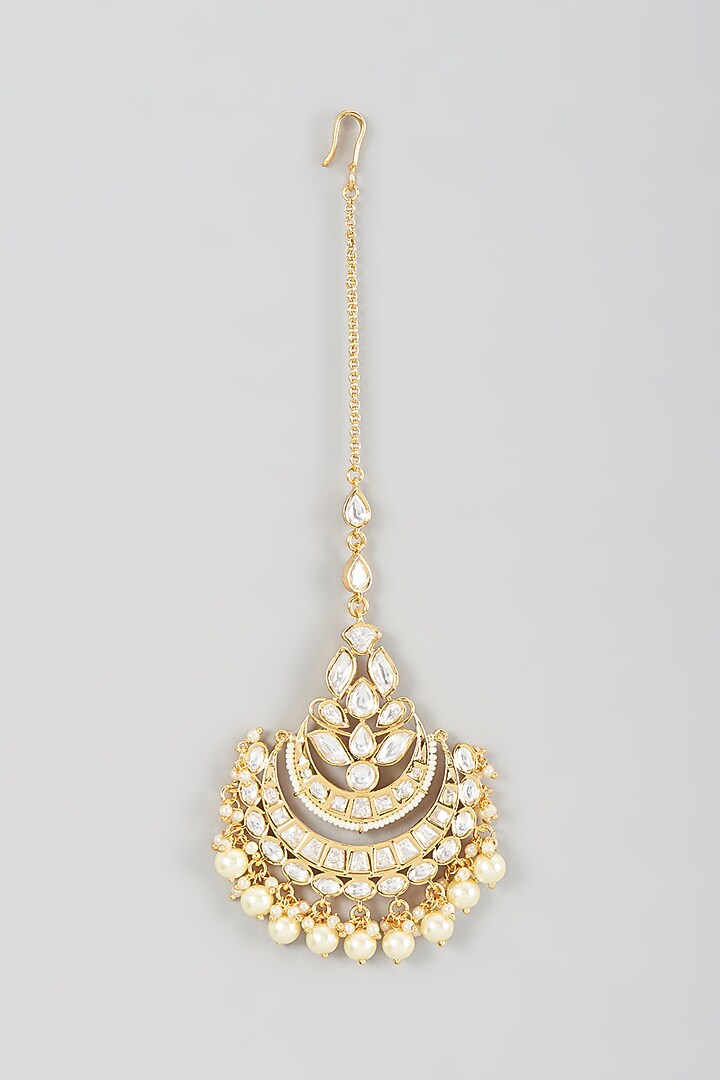 Gold Finish Kundan Polki & Pearl Maang Tikka by VASTRAA Jewellery at Pernia's Pop Up Shop