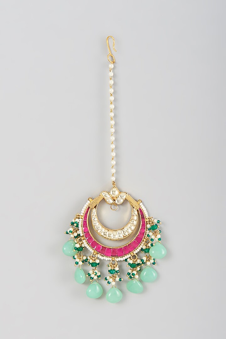 Gold Finish Pearl & Kundan Polki Beaded Maang Tikka by VASTRAA Jewellery at Pernia's Pop Up Shop