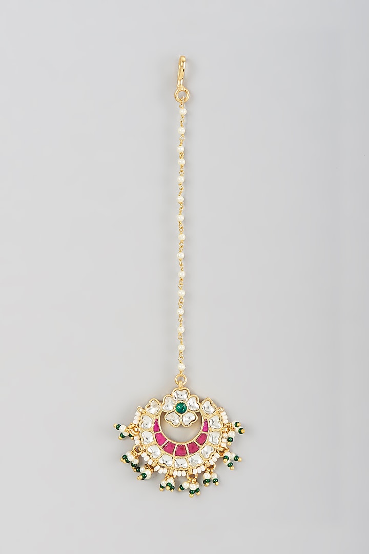 Gold Finish Kundan Polki & Pearl Beaded Maang Tikka by VASTRAA Jewellery at Pernia's Pop Up Shop