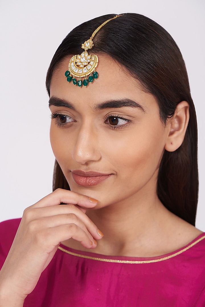 Gold Finish Kundan Polki & Green Drop Maang Tikka by VASTRAA Jewellery at Pernia's Pop Up Shop