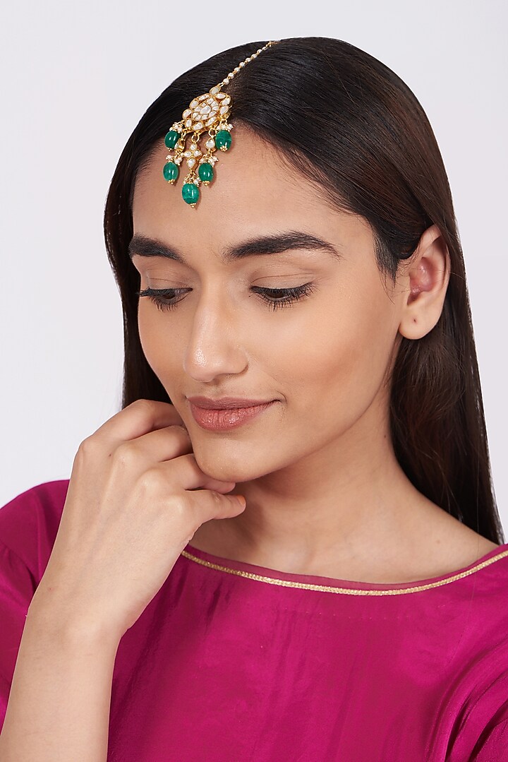 Gold Finish Kundan Polki & Green Drop Maang Tikka by VASTRAA Jewellery at Pernia's Pop Up Shop