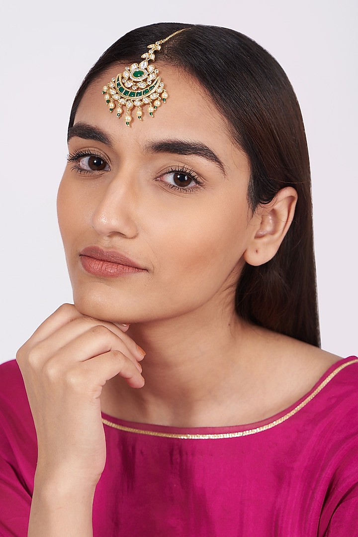 Gold Finish Kundan Polki & Green Drop Maang Tikka by VASTRAA Jewellery at Pernia's Pop Up Shop