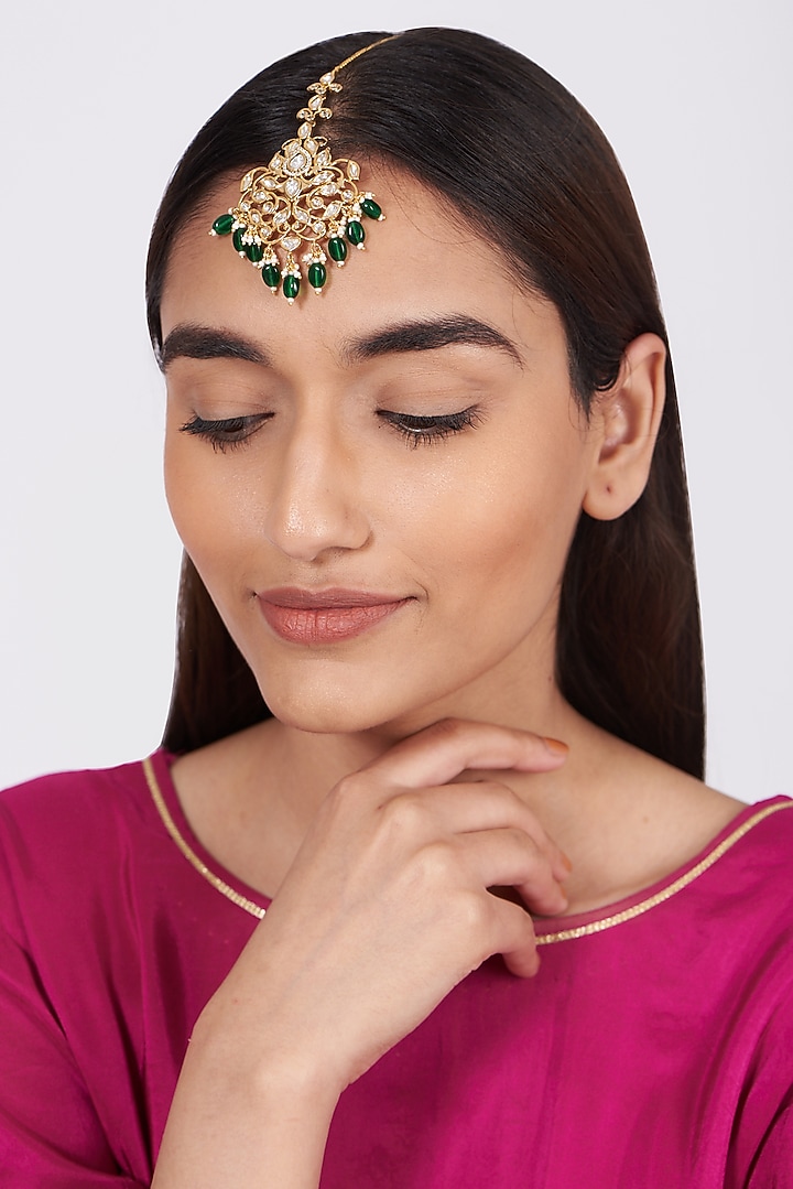 Gold Finish Kundan Polki & Green Drop Maang Tikka by VASTRAA Jewellery at Pernia's Pop Up Shop