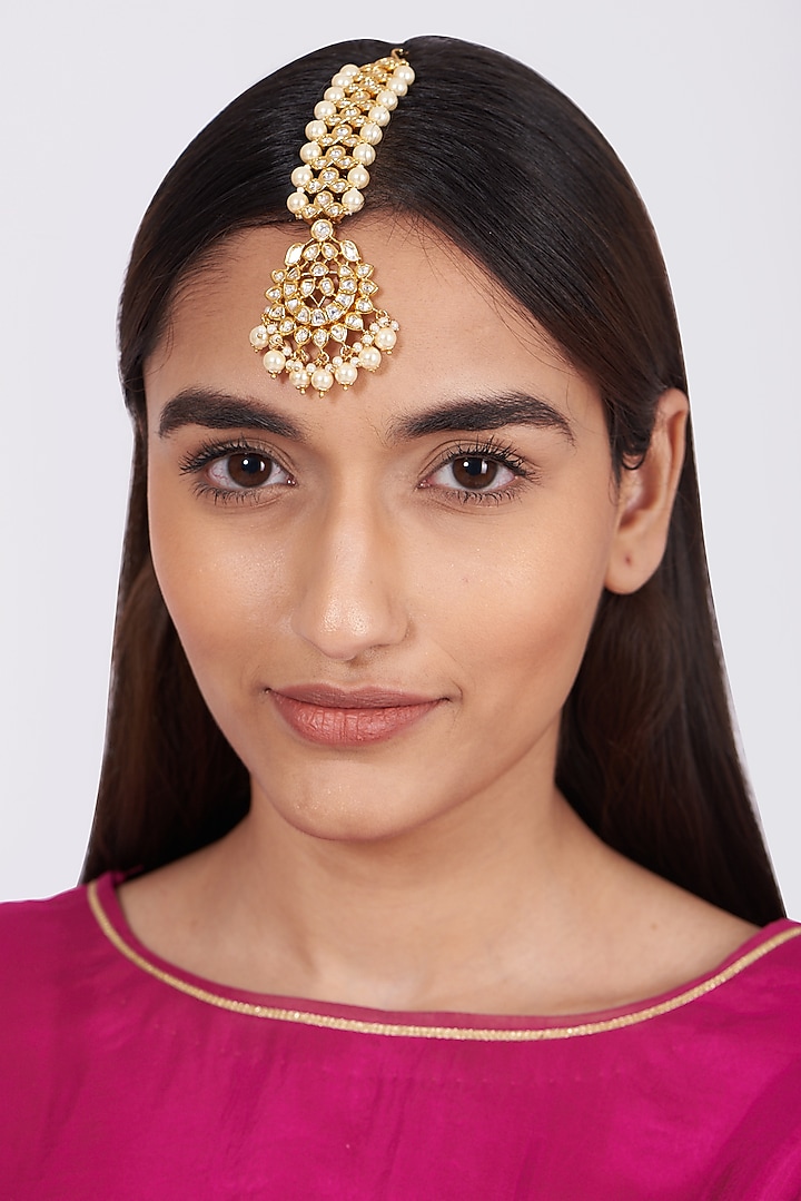 Gold Finish Kundan Polki & Pearls Maang Tikka by VASTRAA Jewellery at Pernia's Pop Up Shop