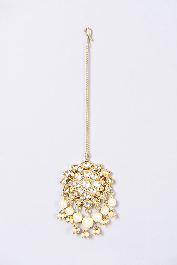 Gold Finish Pearl & Kundan Polki Maang Tikka by VASTRAA Jewellery at Pernia's Pop Up Shop