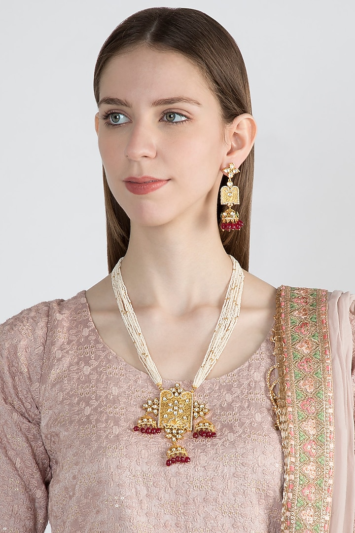 Gold Finish Kundan Polki & Faux Pearl Pendant Necklace Set by VASTRAA Jewellery at Pernia's Pop Up Shop