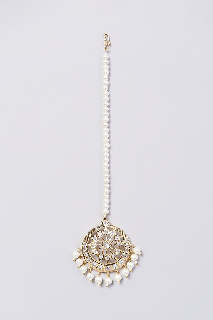 Gold Finish Kundan Polki & Pearl Maang Tikka by VASTRAA Jewellery at Pernia's Pop Up Shop