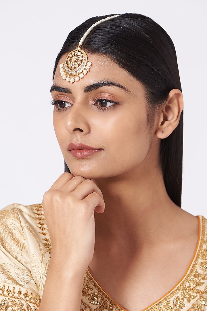 Gold Finish Kundan Polki & Pearl Maang Tikka by VASTRAA Jewellery at Pernia's Pop Up Shop