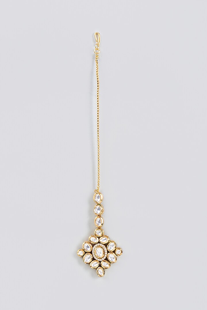 Gold Finish Kundan Polki Maang Tikka by VASTRAA Jewellery at Pernia's Pop Up Shop