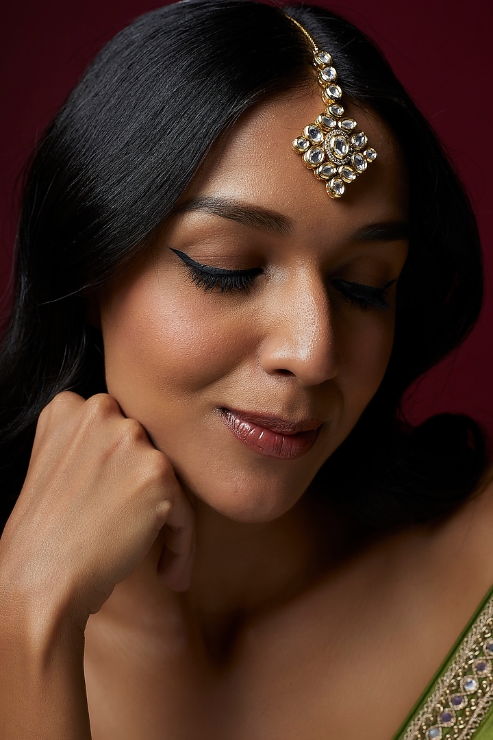 Gold Finish Kundan Polki Maang Tikka by VASTRAA Jewellery at Pernia's Pop Up Shop