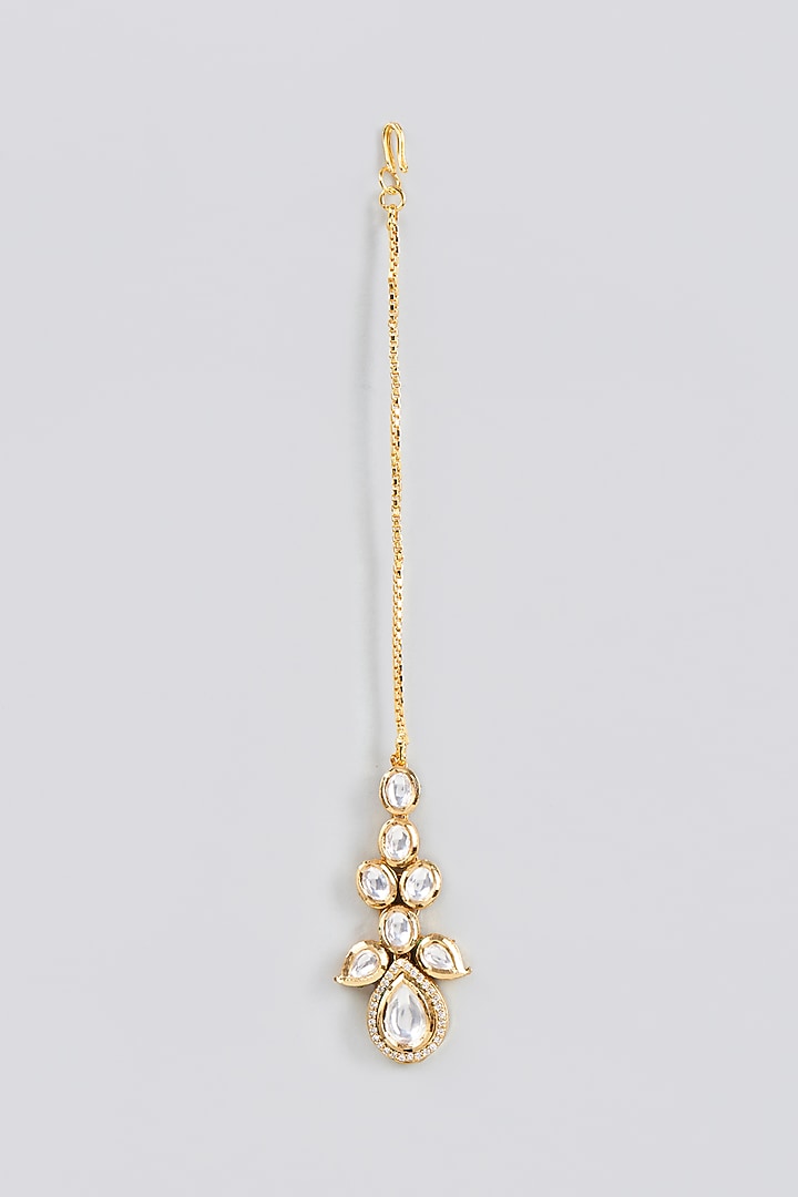 Gold Finish Kundan Polki Maang Tikka by VASTRAA Jewellery at Pernia's Pop Up Shop