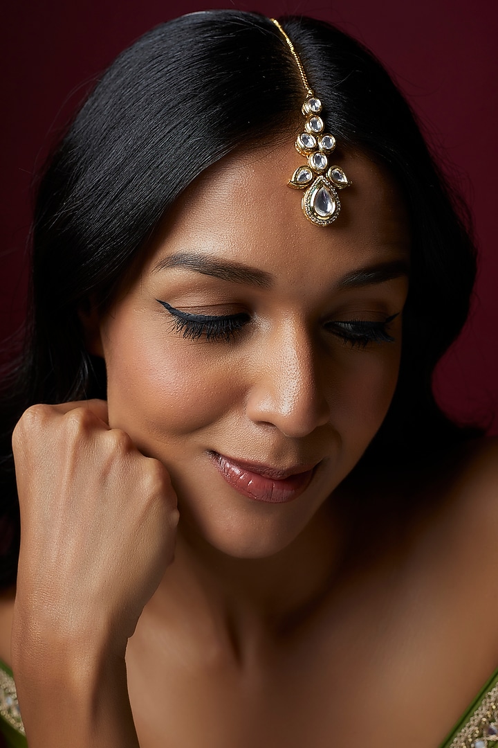 Gold Finish Kundan Polki Maang Tikka by VASTRAA Jewellery at Pernia's Pop Up Shop