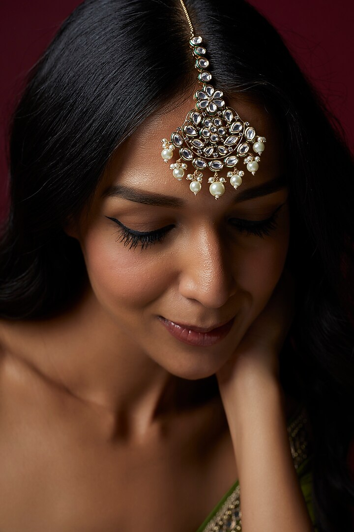 Gold Finish Kundan Polki & Pearl Maang Tikka by VASTRAA Jewellery at Pernia's Pop Up Shop