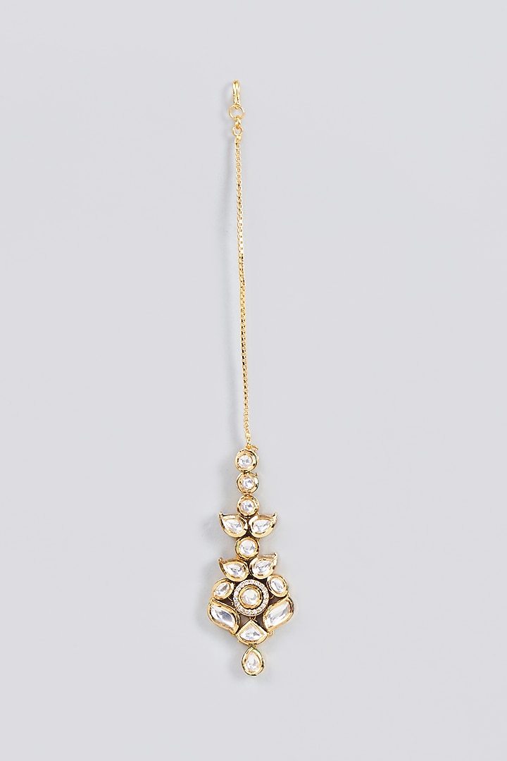 Gold Finish Kundan Polki Maang Tikka by VASTRAA Jewellery at Pernia's Pop Up Shop