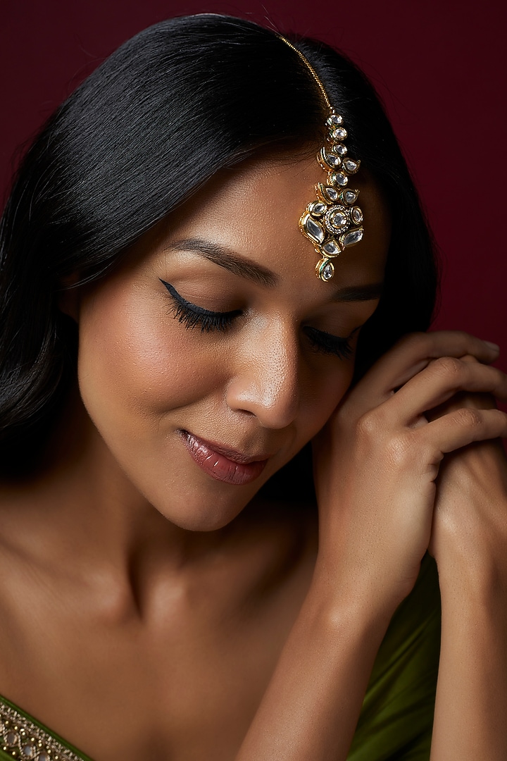 Gold Finish Kundan Polki Maang Tikka by VASTRAA Jewellery at Pernia's Pop Up Shop
