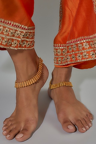 Gold Finish Kundan Polki Temple Anklets (Set of 2) by VASTRAA Jewellery