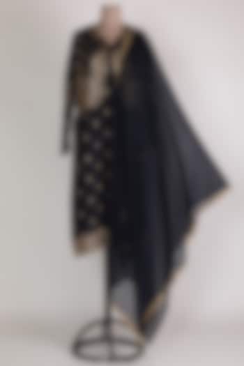 Blue Embroidered Kurta Set by VASTRAA at Pernia's Pop Up Shop