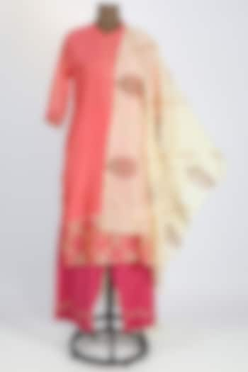 Peach & Pink Printed Kurta Set by VASTRAA