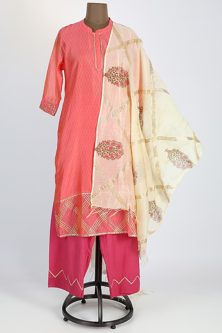 Peach & Pink Printed Kurta Set by VASTRAA at Pernia's Pop Up Shop