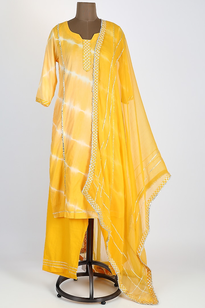Yellow Leheriya Kurta Set by VASTRAA at Pernia's Pop Up Shop