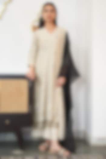 Ecru Muslin Cotton Floral Printed Kurta Set by Vaayu at Pernia's Pop Up Shop