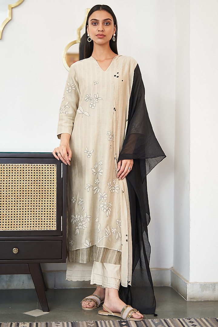 Ecru Muslin Cotton Floral Printed Kurta Set by Vaayu at Pernia's Pop Up Shop