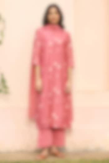 Hibiscus-Colored Muslin Cotton Floral Embroidered Kurta Set by Vaayu at Pernia's Pop Up Shop