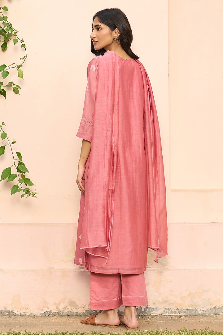 Hibiscus-Colored Muslin Cotton Floral Embroidered Kurta Set by Vaayu at Pernia's Pop Up Shop