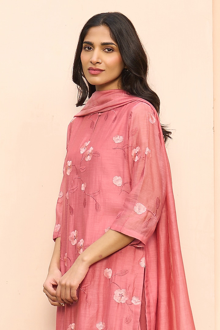 Hibiscus-Colored Muslin Cotton Floral Embroidered Kurta Set by Vaayu at Pernia's Pop Up Shop