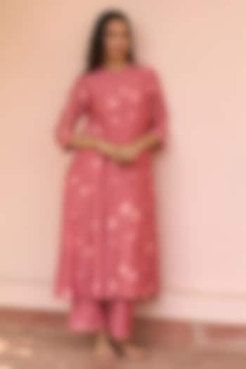 Hibiscus-Colored Muslin Cotton Floral Embroidered Kurta Set by Vaayu at Pernia's Pop Up Shop
