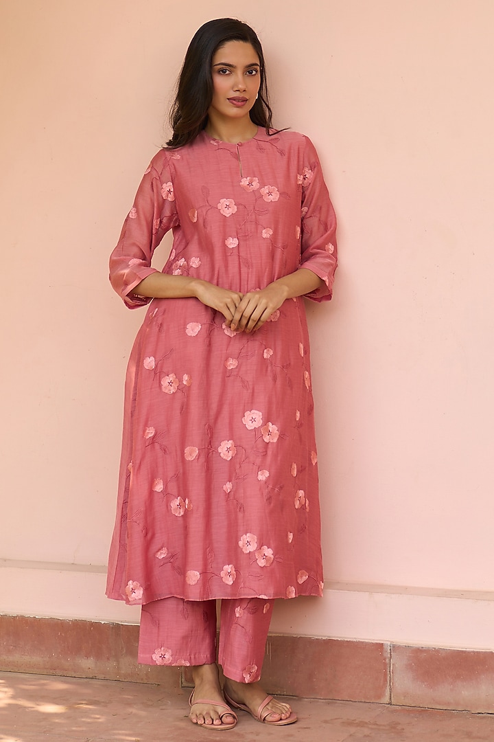 Hibiscus-Colored Muslin Cotton Floral Embroidered Kurta Set by Vaayu at Pernia's Pop Up Shop