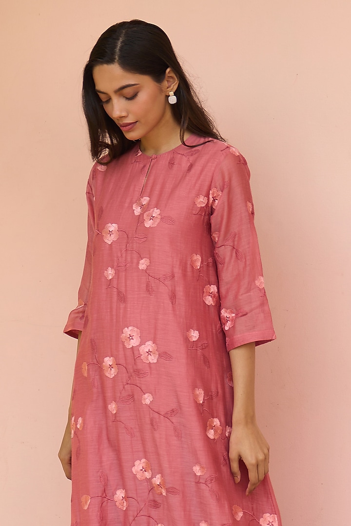 Hibiscus-Colored Muslin Cotton Floral Embroidered Kurta Set by Vaayu at Pernia's Pop Up Shop