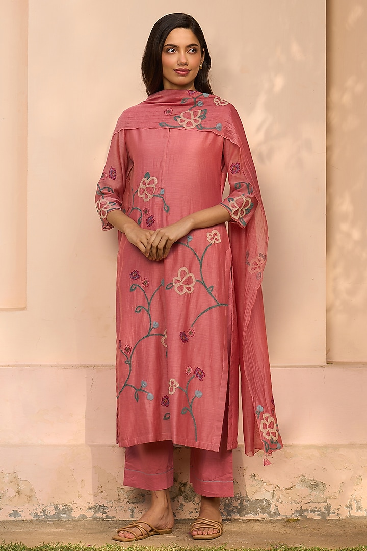 Hibiscus-Colored Muslin Cotton Applique Embroidered Kurta Set by Vaayu at Pernia's Pop Up Shop