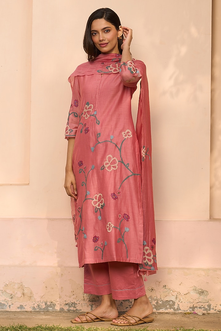 Hibiscus-Colored Muslin Cotton Applique Embroidered Kurta Set by Vaayu at Pernia's Pop Up Shop