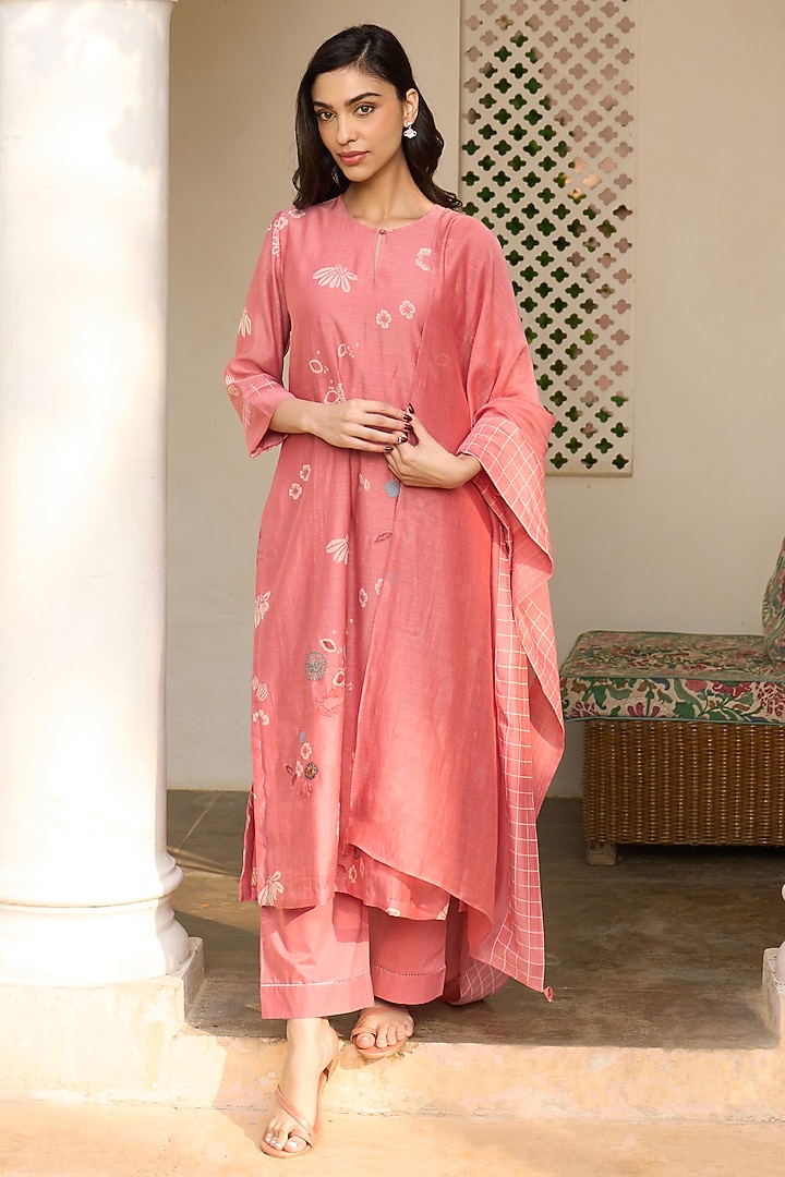 Hibiscus-Colored Muslin Cotton Applique Embroidered & Printed Kurta Set by Vaayu at Pernia's Pop Up Shop
