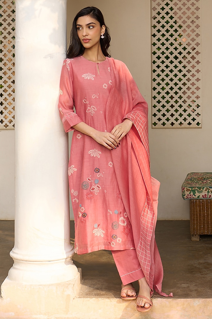 Hibiscus-Colored Muslin Cotton Applique Embroidered & Printed Kurta Set by Vaayu at Pernia's Pop Up Shop