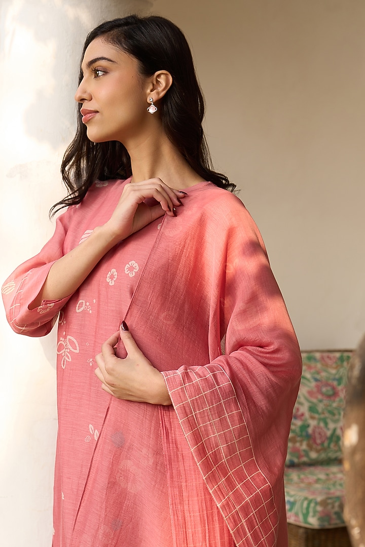 Hibiscus-Colored Muslin Cotton Applique Embroidered & Printed Kurta Set by Vaayu at Pernia's Pop Up Shop