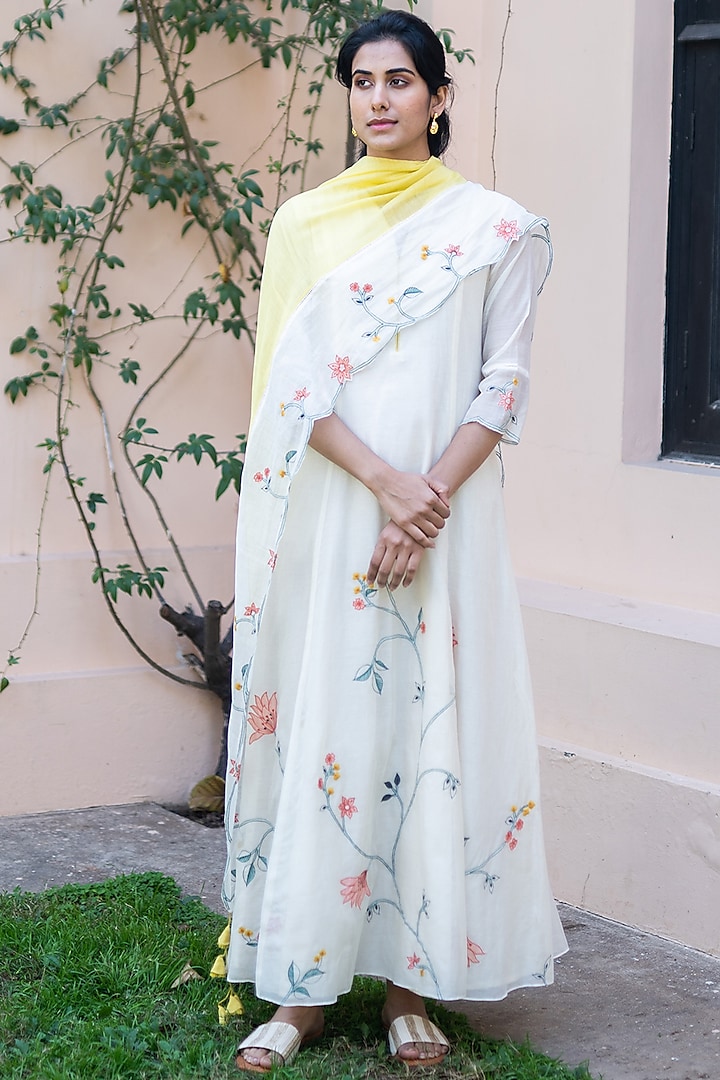 Off White Embroidered Kurta With Dupatta by Vaayu