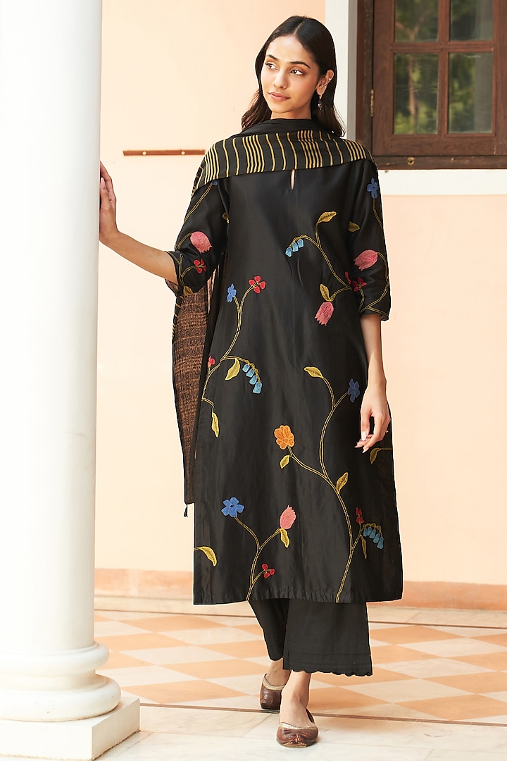 Coal Giza Silk Floral Embroidered Kurta Set by Vaayu at Pernia's Pop Up Shop