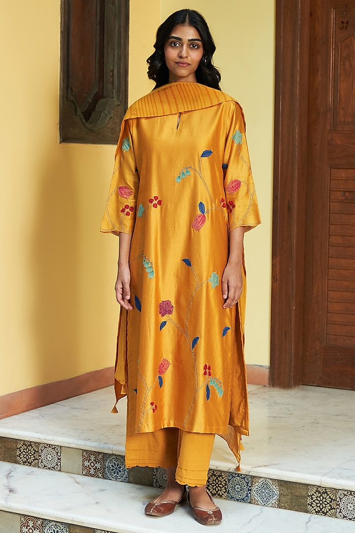 Amber Giza Silk Floral & Applique Thread Work Kurta Set by Vaayu at Pernia's Pop Up Shop