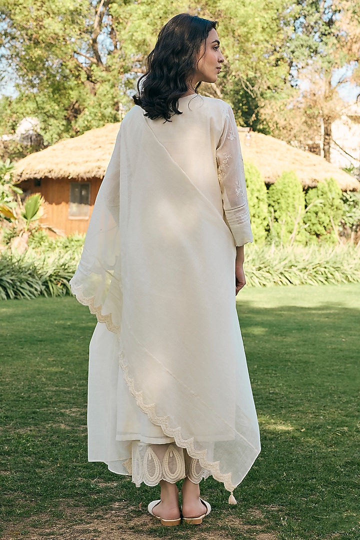 Ecru Muslin Cotton Floral Embroidered Kurta Set by Vaayu at Pernia's Pop Up Shop