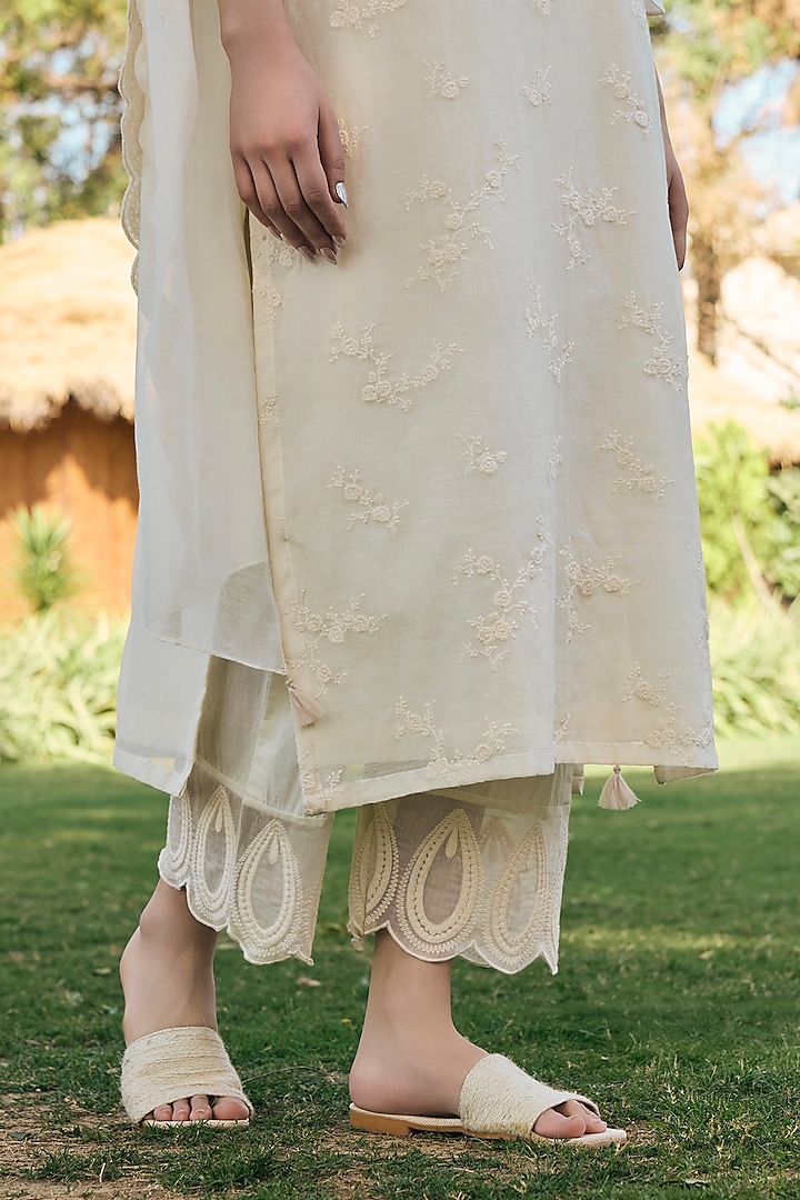 Ecru Muslin Cotton Floral Embroidered Kurta Set by Vaayu at Pernia's Pop Up Shop