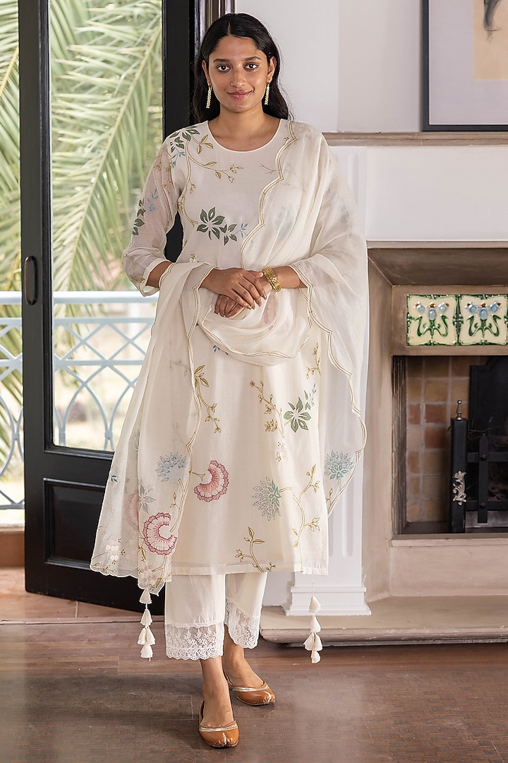 Pearl White Muslin Cotton Thread Embroidered Kurta Set by Vaayu at Pernia's Pop Up Shop